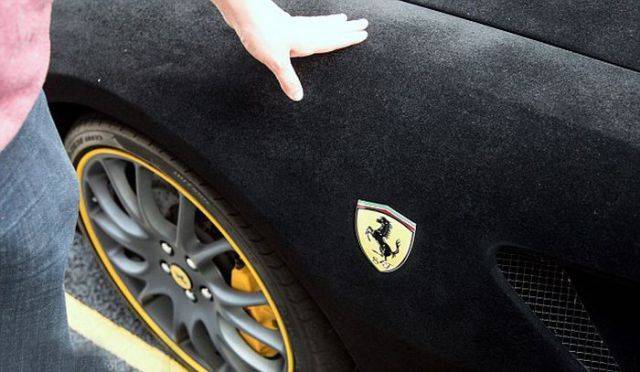 Ferrari обшитая бархатом (11 фото)