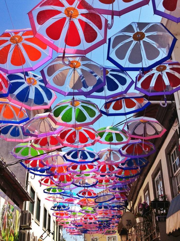 Разноцветные зонтики на улицах Португалии (8 фото)