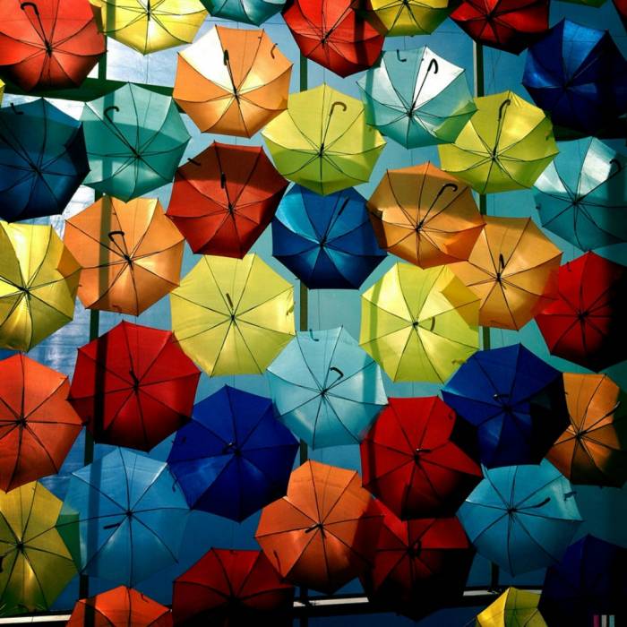 Разноцветные зонтики на улицах Португалии (8 фото)