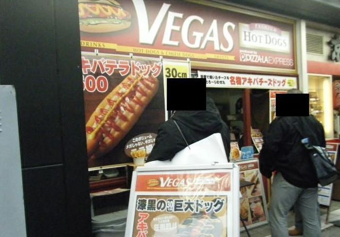 Необычный черный хот-дог из Японии (7 фото)