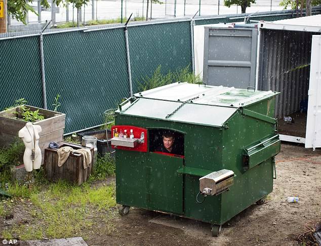 Дом из мусорного контейнера (10 фото)