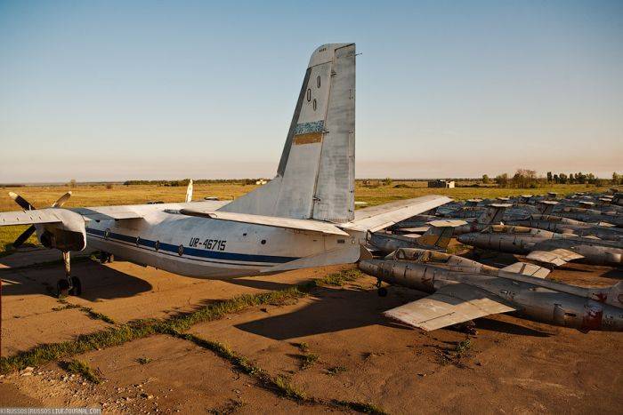 Заброшенный аэродром. Украина (42 фото)