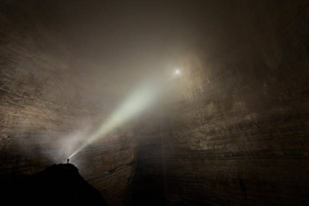Исследователи обнаружили «затерянный мир» — пещеру настолько огромную, что внутри неё есть облака и туманы