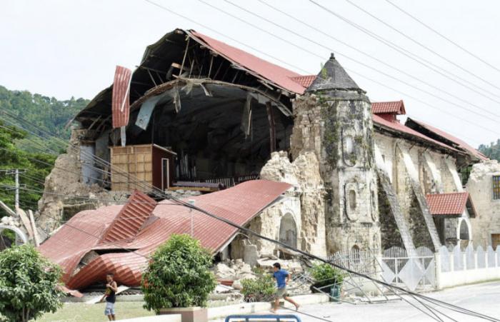 Последствия землетрясения на Филиппинах (14 фото)