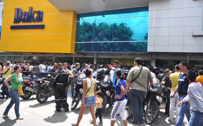  В Венесуэле армия захватила магазины и раздает товары почти бесплатно (15 фото)