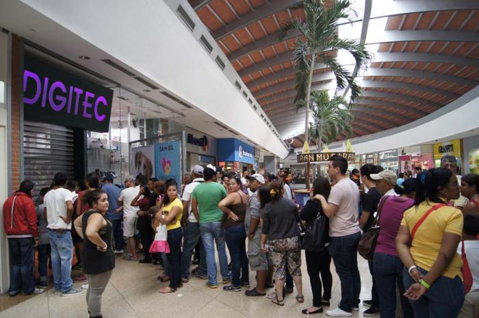  В Венесуэле армия захватила магазины и раздает товары почти бесплатно (15 фото)