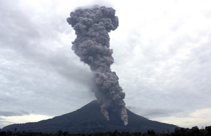 Извержение вулкана Синабунг на Суматре (18 фото)