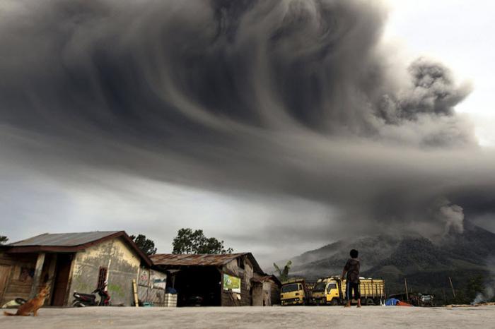 Извержение вулкана Синабунг на Суматре (18 фото)