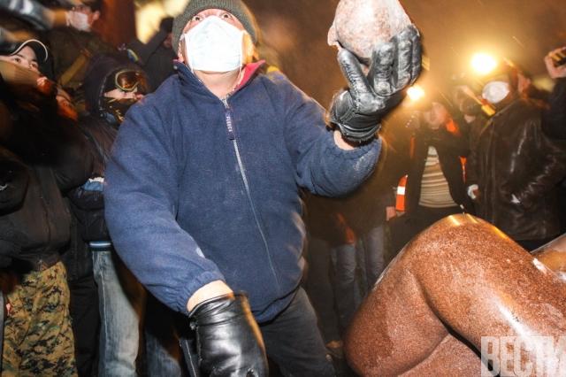 Участники "Евромайдана" снесли памятник Ленину в центре Киева (15 фото + видео))