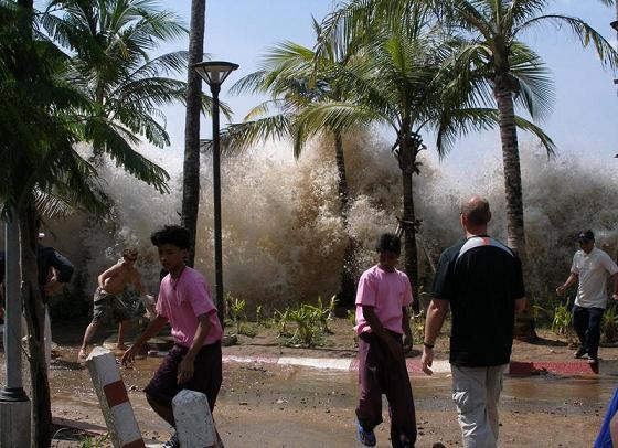 10 самых больших в мире цунами (11 фото)