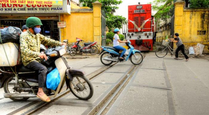 Железнодорожная линия в Ханое (42 фото)