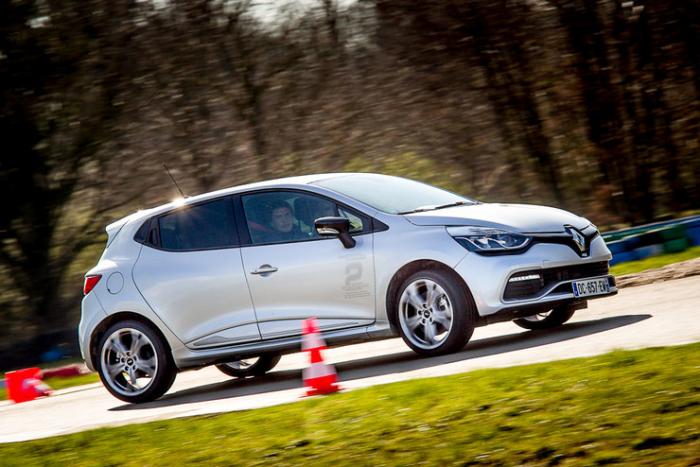 - Renault Clio R.S. 200 (13 )