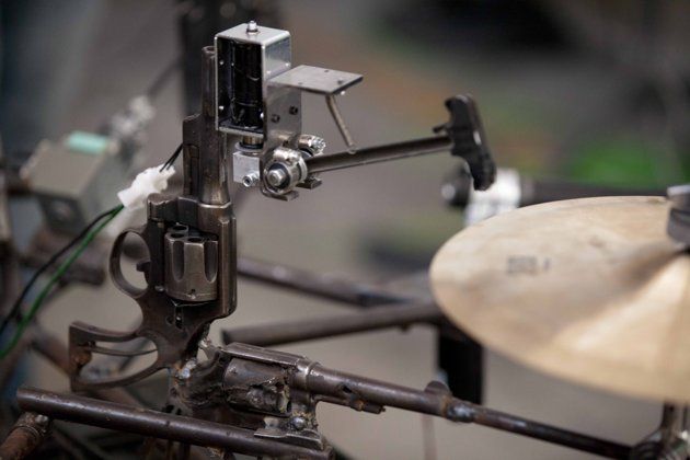 Музыкальные инструменты из списанного оружия (8 фото)