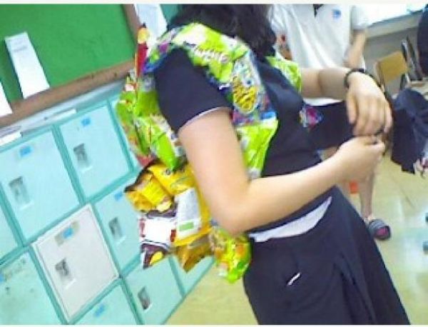 Южнокорейских школьниц охватило новое увлечение - сумки из вкусняшек