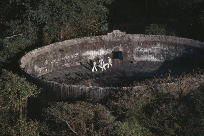 Башни Тишины - кладбища зороастрийцев под открытым небом (4 фото)