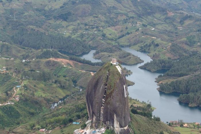 Скала Гуатапе в Колумбии (15 фото)
