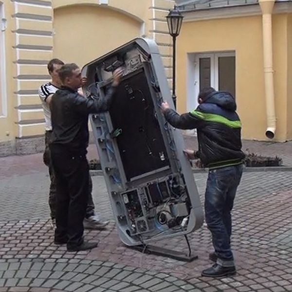 В Санкт-Петербурге демонтировали памятник айфону (4 фото)