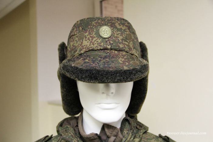 Солдаты изучают возможности ношения новой шапки-ушанки (8 фото)
