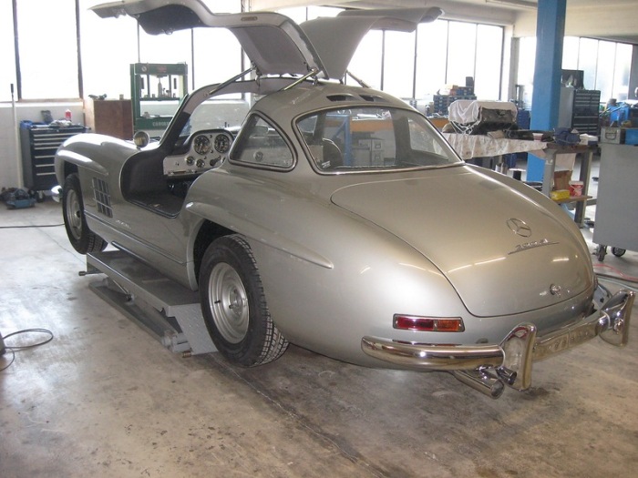   . Mercedes-Benz 300SL Gullwing (90 )