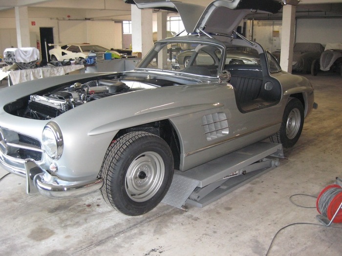   . Mercedes-Benz 300SL Gullwing (90 )