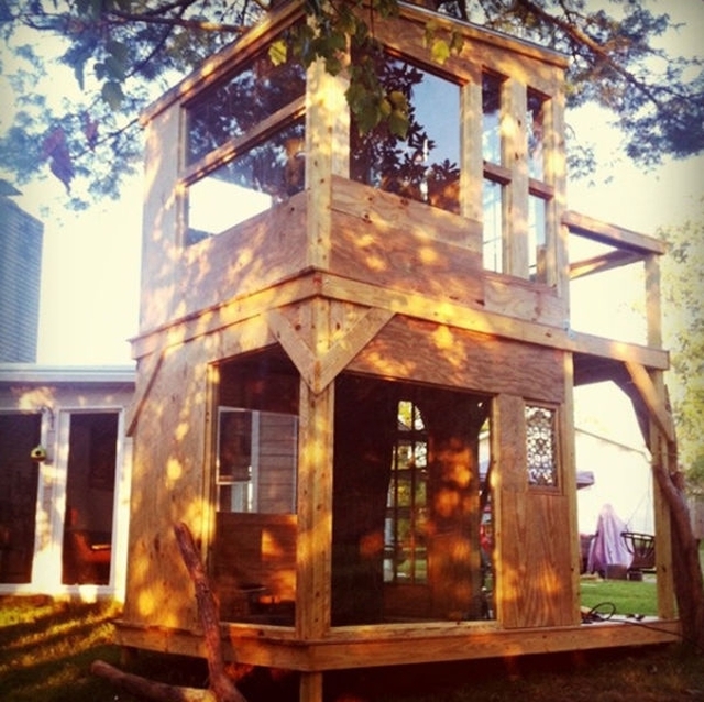 Оригинальный домик во дворе, построенный вокруг дерева (31 фото)