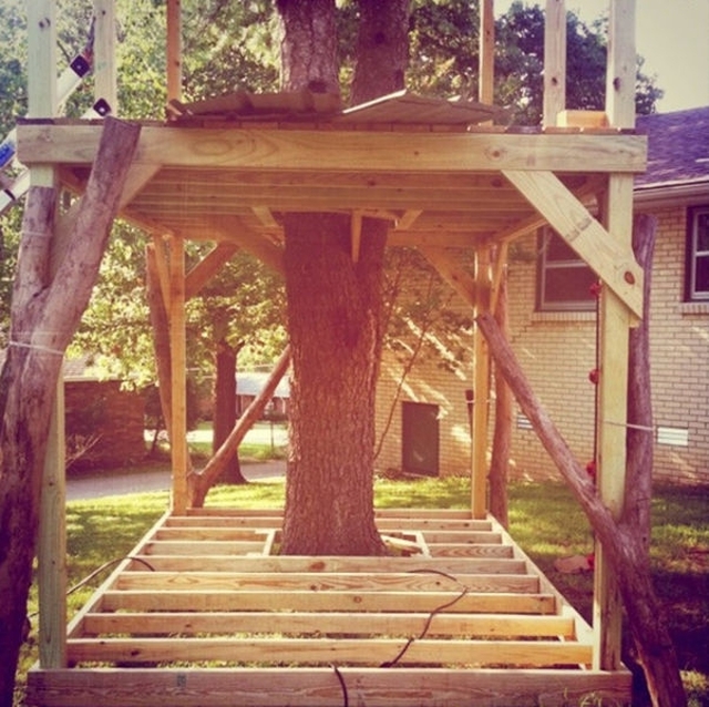 Оригинальный домик во дворе, построенный вокруг дерева (31 фото)