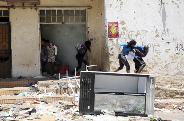 В Южной Африке разграбили магазины, принадлежащие иностранцам (9 фото)