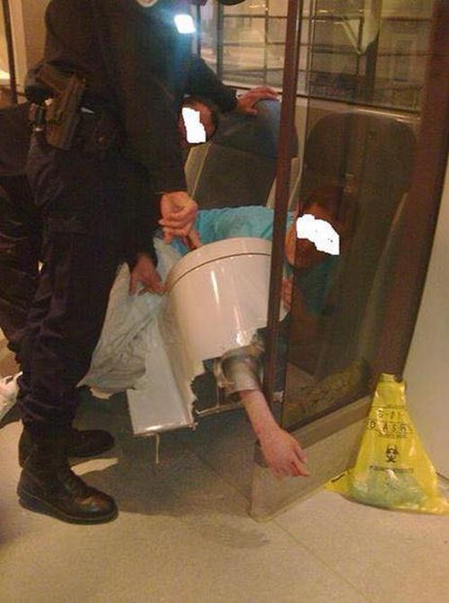 Пытаясь достать мобильный телефон, мужчина застрял в унитазе (4 фото)
