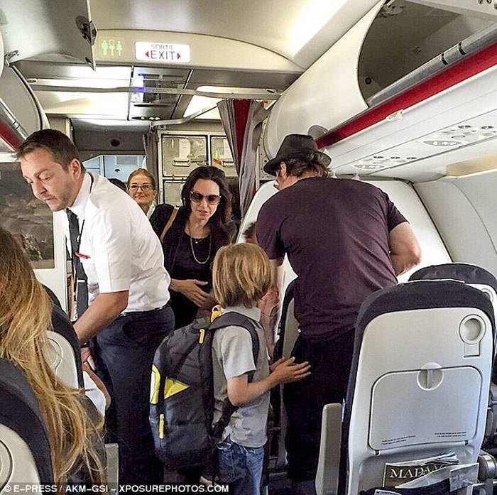 Анджелина Джоли и Брэд Питт с шестью детьми во Франции (31 фото)