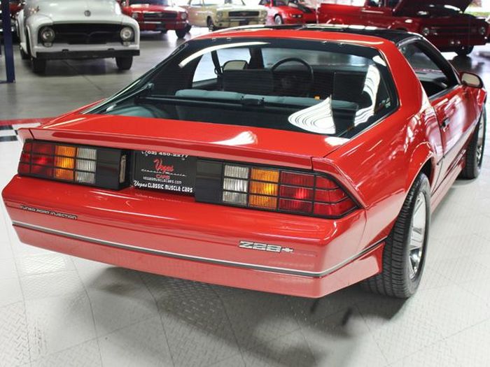   Camaro IROC-Z 1985 (16 )