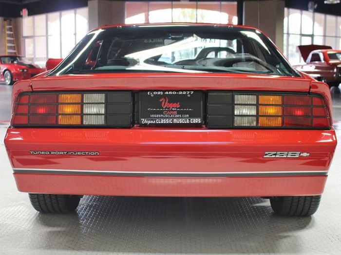   Camaro IROC-Z 1985 (16 )