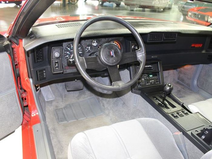   Camaro IROC-Z 1985 (16 )