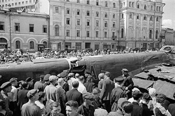 Страницы военной истории: фашистский самолёт в центре Москвы (7 фото)