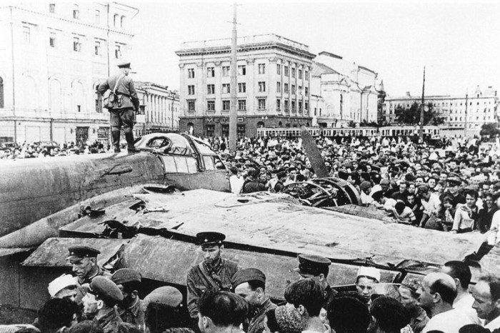 Страницы военной истории: фашистский самолёт в центре Москвы (7 фото)