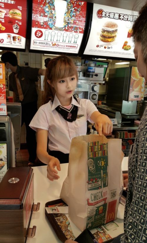 Самая красивая работница McDonald’s (8 фото)