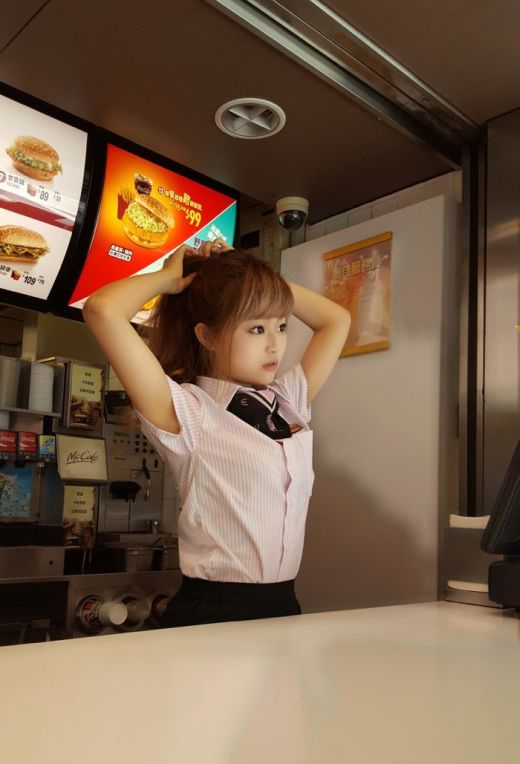 Самая красивая работница McDonald’s (8 фото)