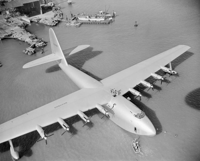 Самый большой самолет, построенный из дерева (19 фото)