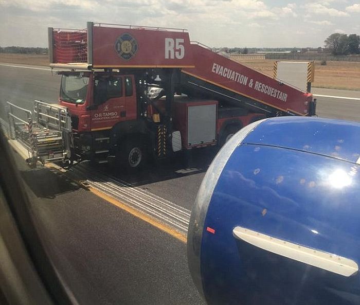 Во время посадки в Йоханнесбурге самолет завалился на бок (4 фото)