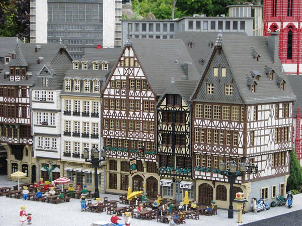 Грандиозные сооружения из LEGO (13 фото)
