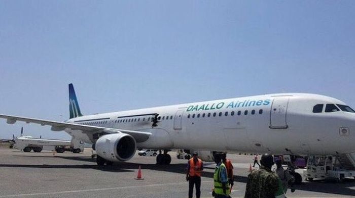 В Сомали самолет совершил экстренную посадку из-за взрыва (3 фото)