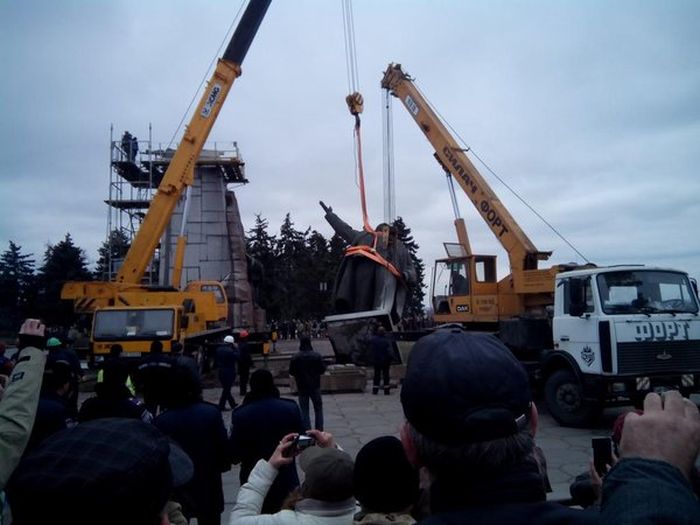 В Запорожье снесли самый большой на Украине памятник Ленину (5 фото)