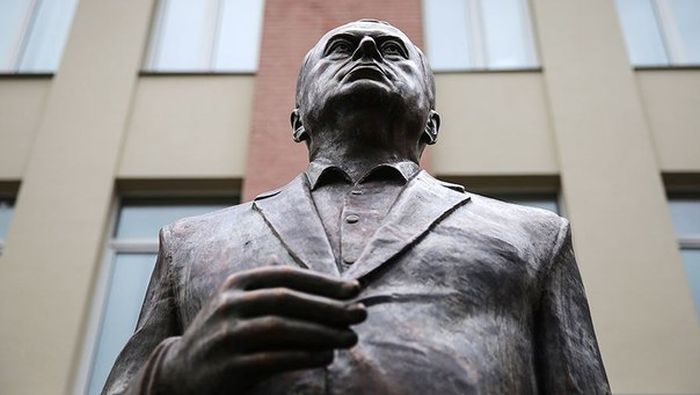  В Москве появился бронзовый памятник Владимиру Жириновскому (4 фото)
