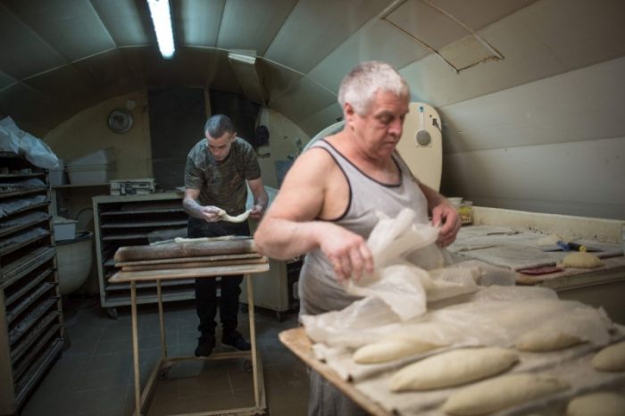 Шок, во Франции мужчина продал свою пекарню за 1 евро (11 фото)