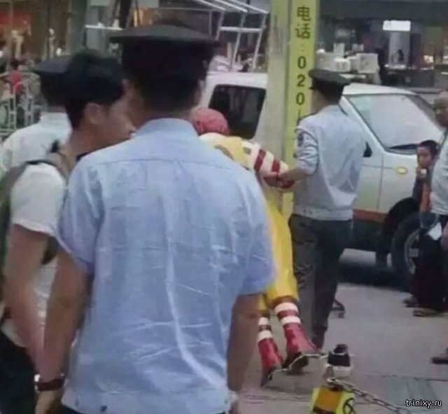 В Китае полицейские «арестовали» статую Рональда Макдональда (6 фото)