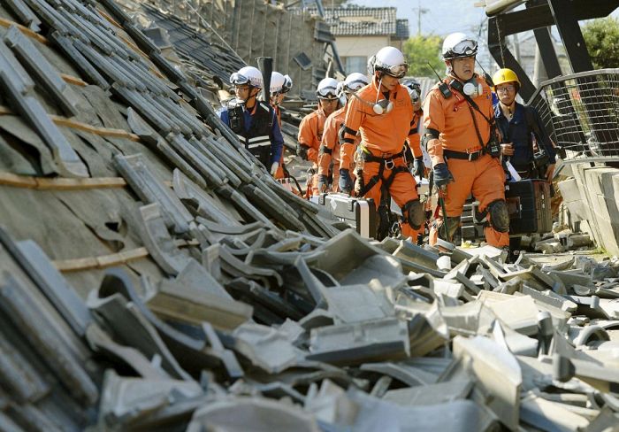В Японии произошло крупнейшее за последние 5 лет землетрясение (15 фото)