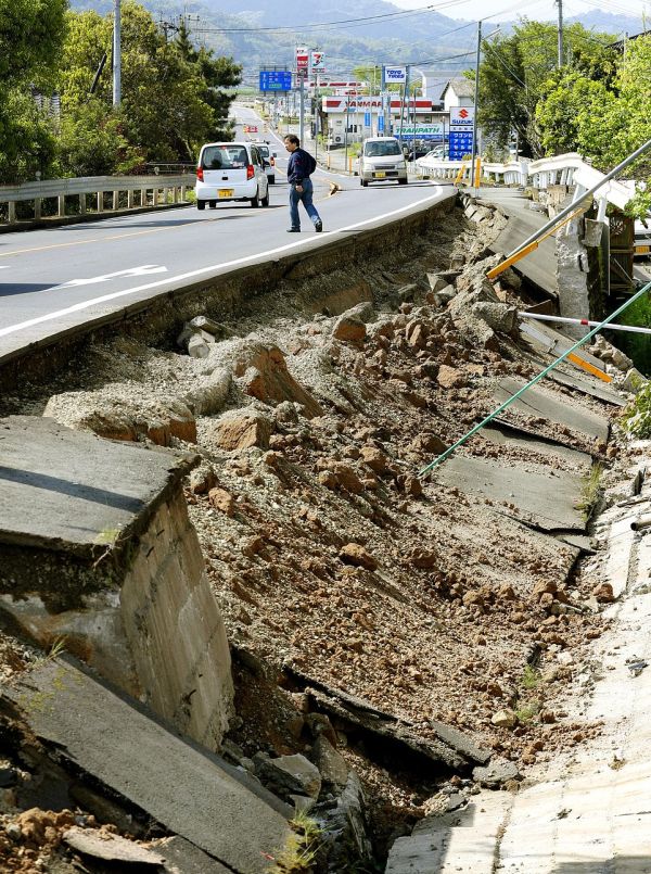 В Японии произошло крупнейшее за последние 5 лет землетрясение (15 фото)