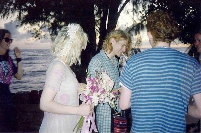 Редкие фото со свадебной церемонии Курта Кобейна и Кортни Лав (7 фото)
