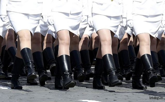 СМИ раскритиковали девушек-военнослужащих на параде в Москве (6 фото)