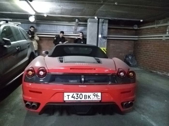 Судебные приставы изъяли заложенный по кредиту суперкар Ferrari (4 фото)