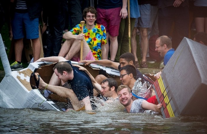 Гонка студентов Кембриджа на лодках из картона (9 фото)